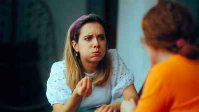 الحلم بصديقة مؤذية تزورك.. تحذيرات وصراع داخلي