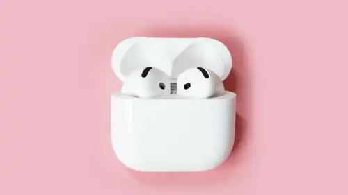 "آبل" تستعد لإطلاق AirPods بكاميرات مدمجة.. ثورة جديدة في عالم السماعات