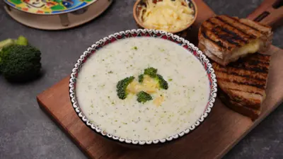 شوربة البروكلي وساندويتش الجبن المحمص 