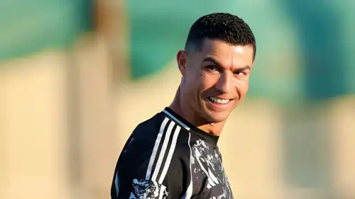 كريستيانو رونالدو يمازح نجله بعد تفوقه عليه في الطول "ليس بعد"