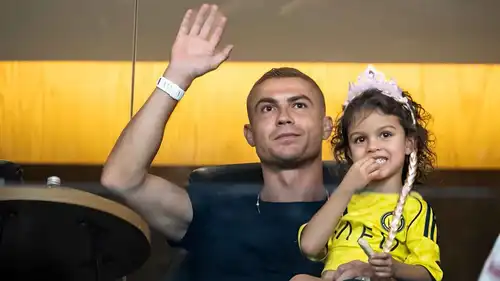 جورجينا تصب القهوة لرونالدو في مباراة النصر والفتح