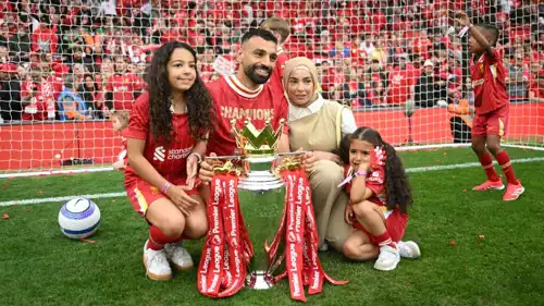 محمد صلاح مع زوجته وابنتيه