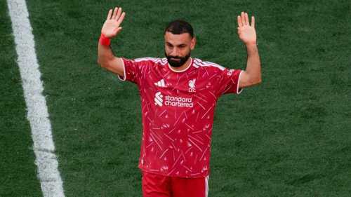 بالدموع.. محمد صلاح يودع جماهير ليفربول أمام زوجته وابنتيه