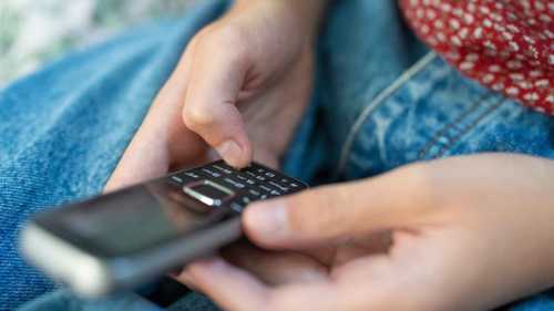 ظاهرة الهواتف القديمة وثورة جيل زد ضد التقنية