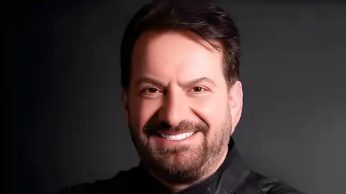 محمد إسكندر ينتقد حديث ابنه فارس عن أغنية إليسا ويكشف رأيه بصوته