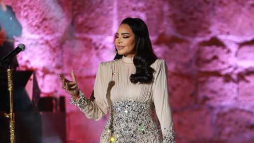 أحلام في "قرطاج".. طفل تونسي يشاركها فرحة نجاحها