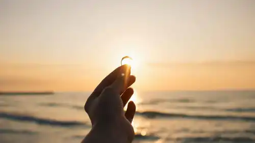 معنى حلم رمي المحبس في البحر هل يشير إلى التحرر أم الفراق