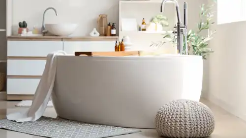 عادات يومية تجعل الحمام يبدو متسخًا بسرعة