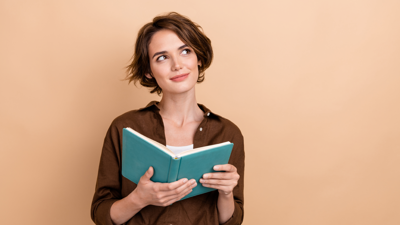 امرأة تقرأ