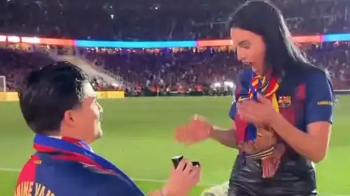 عرض زواج يحبس الأنفاس في مباراة برشلونة وريال مدريد (فيديو)