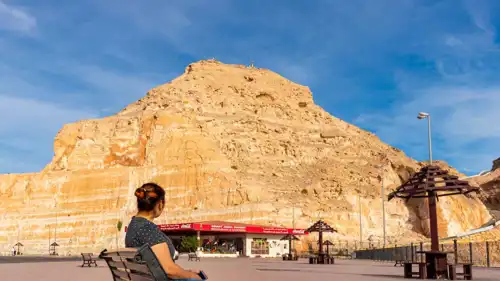 أهم المعالم السياحية والأنشطة والمغامرات في جبل حفيت