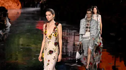 من Chanel إلى Miu Miu... عروض باريس تفيض أنوثة