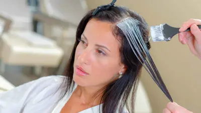 هل صبغ الشعر آمن خلال فترة الحمل؟