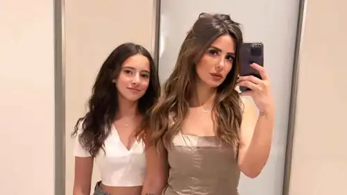 صورة إيمان العاصي وابنتها