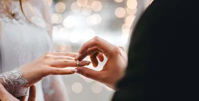 لكل عروس.. أحدث صيحات خواتم الزفاف والخطوبة لهذا الموسم