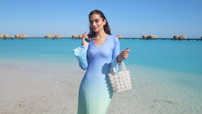 من وحي النجمات.. إطلالات صيفية مثالية للعطلات