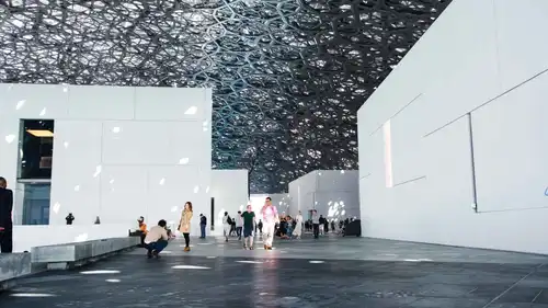اللوفر أبوظبي يعلن برنامج موسمه الثقافي 2026–2027