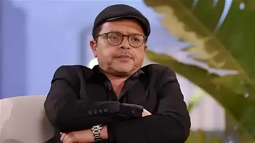 محمد هنيدي يتلقى عزاء شقيقه عقب تشييع الجثمان