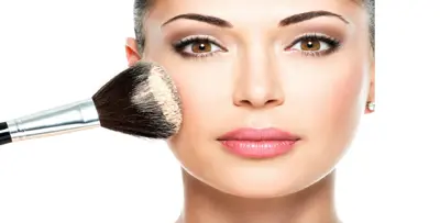 الخطوات الصحيحة لوضع بودرة الماكياج