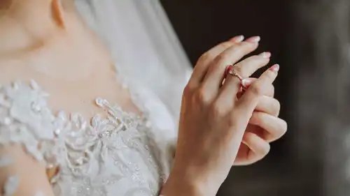 حي كامل يرقص لها.. فتاة تحقق حلم الزفاف بلا عريس (فيديو)