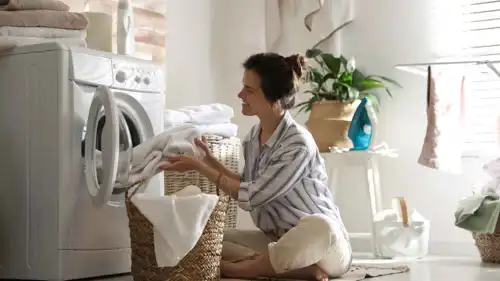 أخطاء عند تجفيف الغسيل.. ماينفع ولا ينفع في المجفف؟