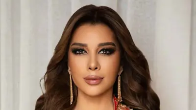 أصالة تستأذن زوجها قبل خلع العباءة على المسرح
