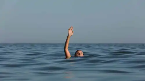 حلم السباحة بصعوبة للمتزوجة.. تحديات وتحذير