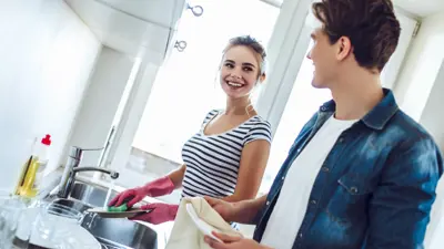 6 أخطاء يرتكبها الشريك عند المساعدة بأعمال المنزل