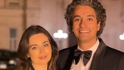هبة مجدي ومحمد محسن يوثقان زيارتهما لـ يحيى الفخراني (صور)