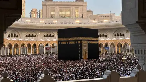 فيديو تغيير كسوة الكعبة 1448.. لحظات مهيبة من قلب المسجد الحرام