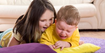 لماذا يلجأ طفلك إلى عضّ الآخرين؟