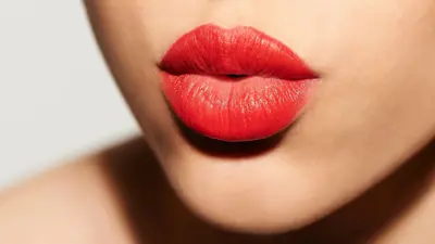 كيف تحصلين على شفاه أكثر امتلاءً وجاذبية؟