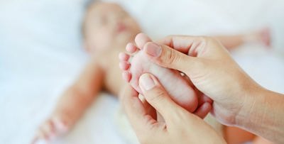 شاهدي.. خبيرة مساج تثير ضجة  بسبب طريقة تدليكها الغريبة لطفل رضيع!