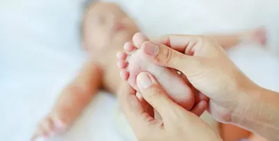 شاهدي.. خبيرة مساج تثير ضجة  بسبب طريقة تدليكها الغريبة لطفل رضيع!
