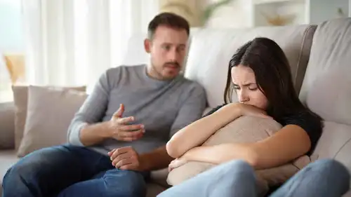لماذا يقل التعبير عن المشاعر بعد الارتباط وكيف تتعاملين معه؟