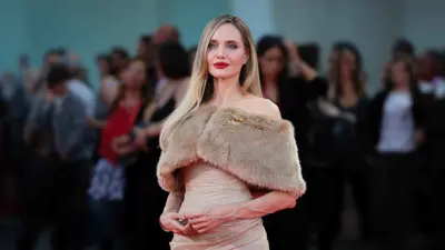 انتفاخ وبروز عروق النجمة أنجلينا جولي في مهرجان فينيسيا السينمائي