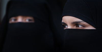 بالصور ..الشرطة النمساوية تكشف وجوه النساء بعد حظر النقاب!