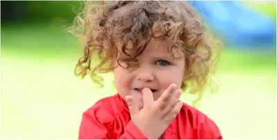 طفلكِ مُعتاد على قضم أظافره؟.. إليكِ الحل قبل تفاقُم المُشكلة!