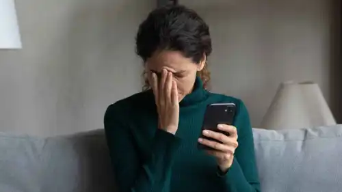 بسبب "اللطف".. سيدة تسلم حياتها لعصابة نصب إلكتروني