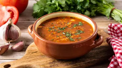 طريقة تحضير "شوربة العدس الأحمر".. دافئة ومغذية