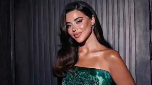 يارا السكري تخطف الأنظار في ظهور نادر مع والدها وشقيقتها