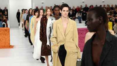 ريش وموسيقى في عرض Loewe ضمن أسبوع الموضة في باريس