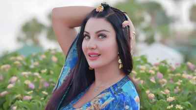 صوفينار ترد على شائعات اعتزالها وارتداء الحجاب