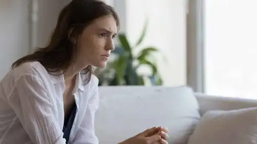 أسباب تكرار اختيار علاقات عاطفية مؤلمة وكيف تتجاوزينها