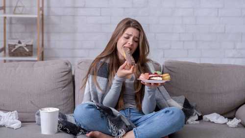 أطعمة تقلل التوتر وأخرى تزيده