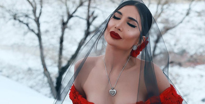 أليس عبد العزيز تعيد إحياء فساتين الورود