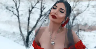 أليس عبد العزيز تعيد إحياء فساتين الورود