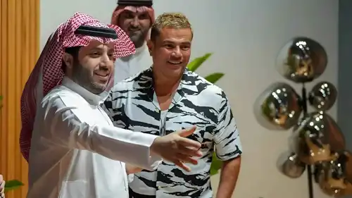 تركي آل الشيخ يدافع عن عمرو دياب ويستشهد بأرقام غينيس