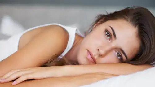 كيف تسبب قلة النوم شيخوخة البشرة المبكرة؟