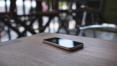 فضيحة تلاحق مدرب كرة قدم شهيرًا نسي هاتفه في أحد المطاعم 